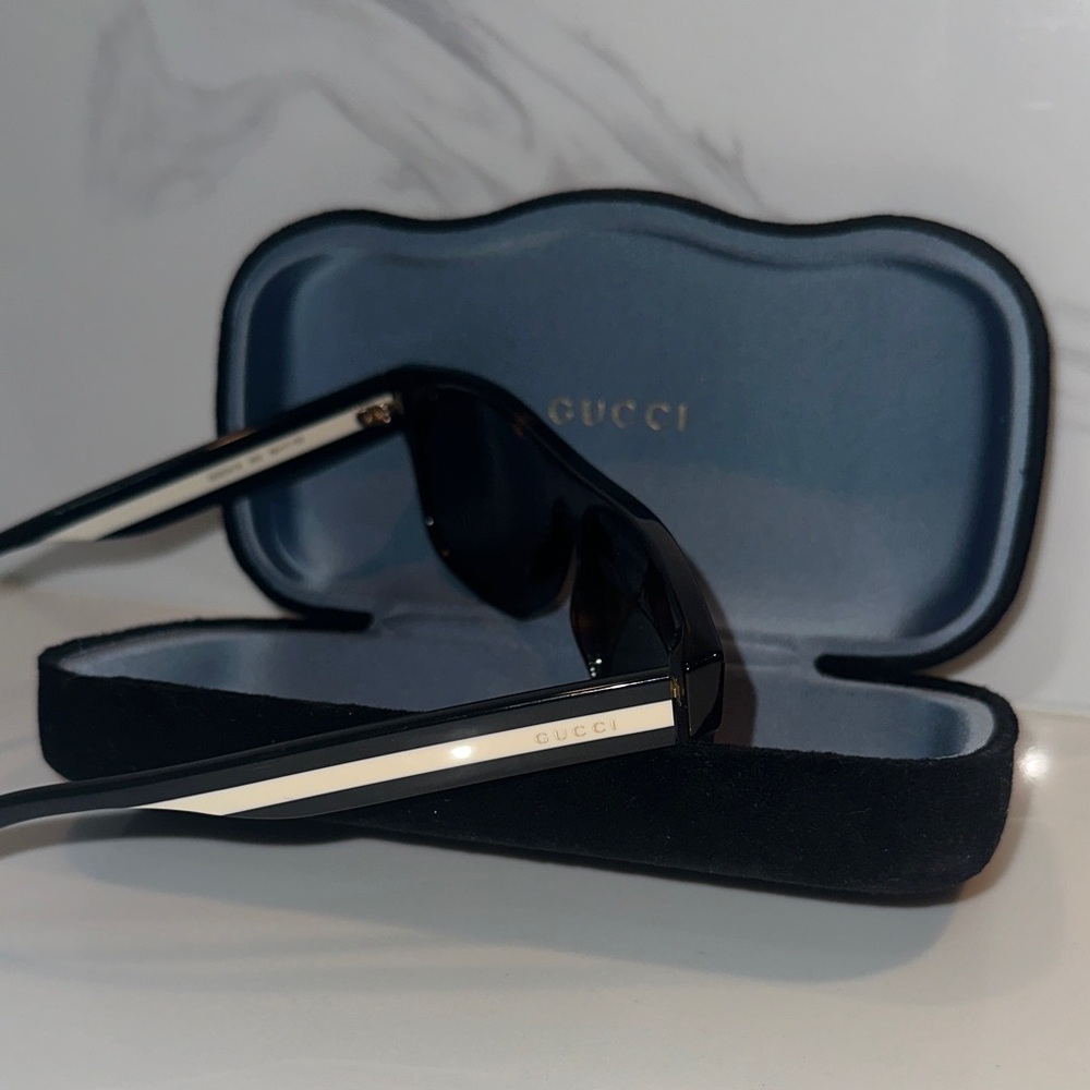 Gucci Dark Sunglasses with Elegant Case - Picture 2 of 8